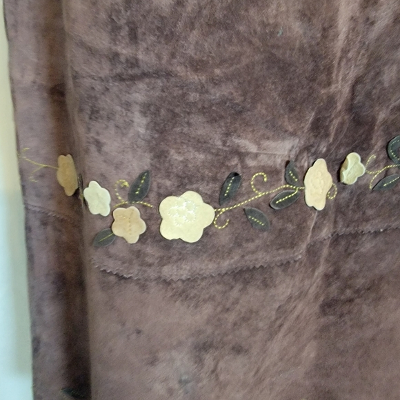 Brandon Thomas Brown Suede Skirt with Floral Detail - Picture 2 of 8